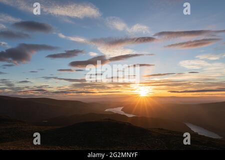 Lever de soleil au-dessus du réservoir Haweswater Banque D'Images