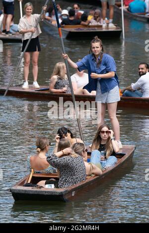 Les gens apprécient les visites guidées le long de la rivière Cam à Cambridge. Date de la photo: Samedi 12 juin 2021. Banque D'Images