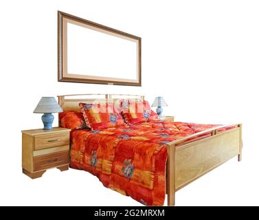 Lit classique confortable avec couette rouge et cadre oriental isolé sur blanc avec passe-cheveux Banque D'Images