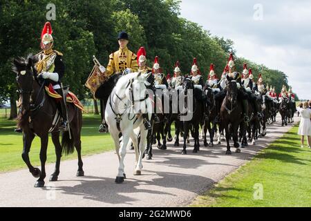 Windsor, Royaume-Uni. 12 juin 2021. Le régiment de cavalerie de la maison procède à la longue marche pour la cérémonie de Trooping la couleur au château de Windsor pour marquer l'anniversaire officiel de la reine. Cette année, une cérémonie de Trooping de la couleur, socialement distancée et réduite, a lieu en incorporant de nombreux éléments du défilé annuel de cérémonie sur les gardes à cheval, avec la F Company Scots Guards Trooping la couleur du 2e Bataillon des gardes à Scots Guards dans le château de Quadrangle. Crédit : Mark Kerrison/Alamy Live News Banque D'Images