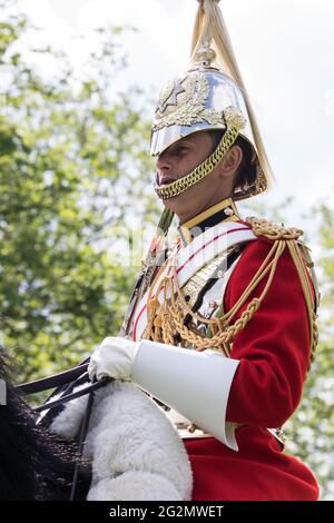 Windsor, Royaume-Uni. 12 juin 2021. Le régiment de cavalerie de la maison procède à la longue marche pour la cérémonie de Trooping la couleur au château de Windsor pour marquer l'anniversaire officiel de la reine. Cette année, une cérémonie de Trooping de la couleur, socialement distancée et réduite, a lieu en incorporant de nombreux éléments du défilé annuel de cérémonie sur les gardes à cheval, avec la F Company Scots Guards Trooping la couleur du 2e Bataillon des gardes à Scots Guards dans le château de Quadrangle. Crédit : Mark Kerrison/Alamy Live News Banque D'Images