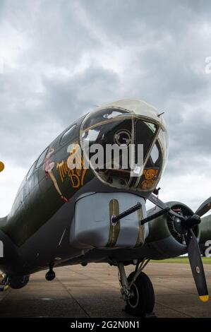 Duxford Angleterre Mai 2021 vue rapprochée du bombardier Sally B, boeing 17 de la Seconde Guerre mondiale. Double tourelle de canon barrée dans le nez du plan Banque D'Images