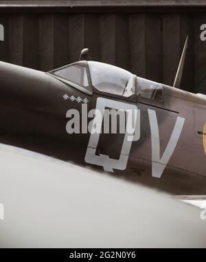 Duxford Angleterre Mai 2021 tir vertical du supermarine spitfire, combattant de la guerre mondiale deux avec quatre killmarks sur lui Banque D'Images