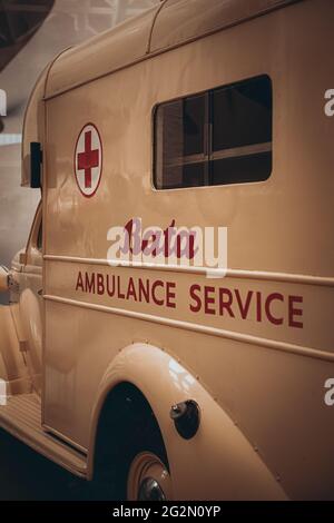 Duxford Angleterre Mai 2021 fourgonnette de service d'ambulance de la deuxième guerre mondiale avec le texte Bata Ambulance Service dessus Banque D'Images