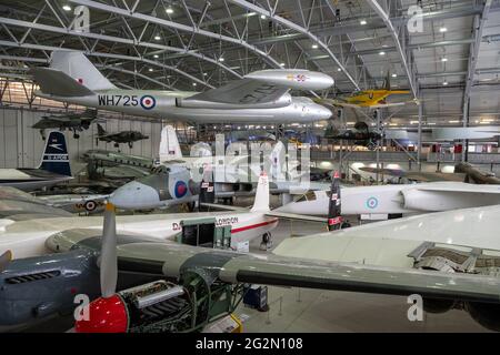 Duxford Angleterre Mai 2021 la vue à l'intérieur d'un des cintres du musée de l'aviation de Duxford. B57 canberra, concorde, vulcan et de nombreux autres avions sur d Banque D'Images