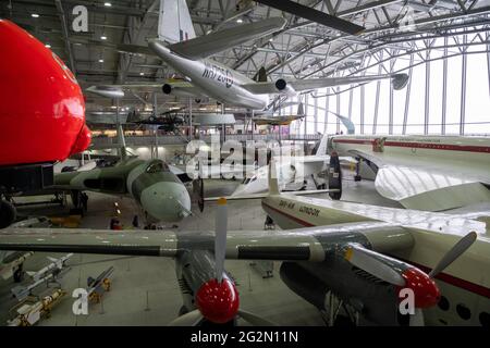 Duxford Angleterre Mai 2021 la vue à l'intérieur d'un des cintres du musée de l'aviation de Duxford. B57 canberra, concorde, vulcan et de nombreux autres avions sur d Banque D'Images