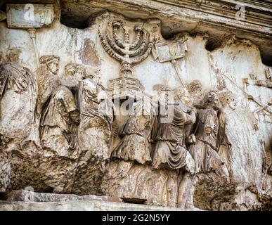 Rome, Italie. Le panneau de procession sur l'Arc de Titus dans le Forum romain. L'arche a été construite après la mort de Titus pour commémorer sa conquête de Jud Banque D'Images