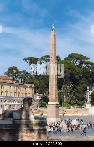 Rome, Italie. La Piazza del Popolo. L'obélisque a été apporté de Heliopolis, l'Egypte pendant le règne de l'empereur Auguste. Le centre historique de Ro Banque D'Images