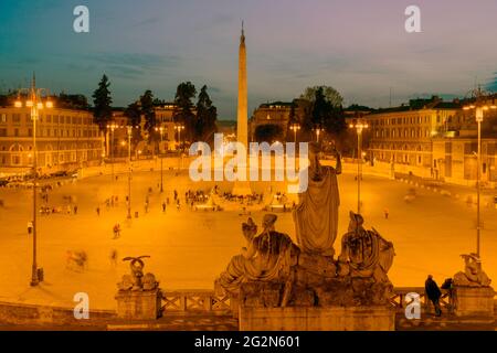 Rome, Italie. La Piazza del Popolo. L'obélisque a été apporté de Heliopolis, l'Egypte pendant le règne de l'empereur Auguste. Le centre historique de Ro Banque D'Images