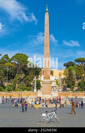 Rome, Italie. La Piazza del Popolo. L'obélisque a été apporté de Heliopolis, l'Egypte pendant le règne de l'empereur Auguste. Le centre historique de Ro Banque D'Images