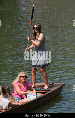 Les gens apprécient les visites guidées le long de la rivière Cam à Cambridge. Date de la photo: Samedi 12 juin 2021. Banque D'Images