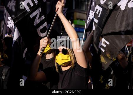 Tokyo, Japon. 12 juin 2021. Un manifestant détient un drapeau pendant la démonstration. Des manifestants pro-démocratie sont descendus dans la rue à Shinjuku au Japon pour marquer le deuxième anniversaire du mouvement de Hong Kong contre le projet de loi anti-extradition. Crédit : SOPA Images Limited/Alamy Live News Banque D'Images
