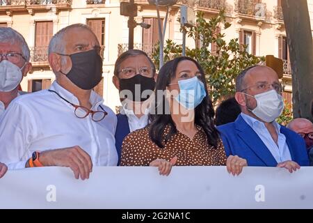 En première ligne et de (L) à (R) le député du Parlement de Catalogne Carlos Carnizosa, le président du parti politique de Ciudadanos (cs) Ines Arrimada, Et le président du Partido populaire de Catalogne (PPC) Alejandro Fernandez vu pendant la manifestation.des centaines de manifestants se sont rassemblés cet après-midi devant la délégation du Gouvernement à Barcelone pour protester contre l'intention du Gouvernement d'accorder des grâces aux prisonniers pour le référendum du 1er octobre 2017 pour l'indépendance de la Catalogne. L'appel, fait par le parti politique de Ciudadanos (cs), à qui d'autres politiques Banque D'Images