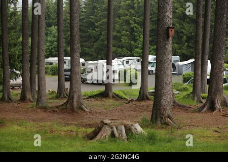 Schierke, Allemagne. 12 juin 2021. Les camping-cars et les tentes sont garés dans un camping. L'exploitant du site a déclaré un taux d'occupation inférieur aux deux tiers. Le temps humide et terne n'a attiré que quelques clients au Harz. Le tourisme dans les montagnes de Harz ne se réveille que lentement après que les restrictions de Corona ont été relaxées, avec des hôtels, des restaurants et des campings ouverts. Credit: Matthias Bein/dpa-Zentralbild/dpa/Alay Live News Banque D'Images