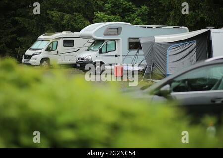 Schierke, Allemagne. 12 juin 2021. Les camping-cars et les tentes sont garés dans un camping. L'exploitant du site a déclaré un taux d'occupation inférieur aux deux tiers. Le temps humide et terne n'a attiré que quelques clients au Harz. Le tourisme dans les montagnes de Harz ne se réveille que lentement après que les restrictions de Corona ont été relaxées, avec des hôtels, des restaurants et des campings ouverts. Credit: Matthias Bein/dpa-Zentralbild/dpa/Alay Live News Banque D'Images