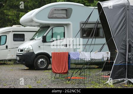 Schierke, Allemagne. 12 juin 2021. Les camping-cars et les tentes sont garés dans un camping. L'exploitant du site a déclaré un taux d'occupation inférieur aux deux tiers. Le temps humide et terne n'a attiré que quelques clients au Harz. Le tourisme dans les montagnes de Harz ne se réveille que lentement après que les restrictions de Corona ont été relaxées, avec des hôtels, des restaurants et des campings ouverts. Credit: Matthias Bein/dpa-Zentralbild/dpa/Alay Live News Banque D'Images