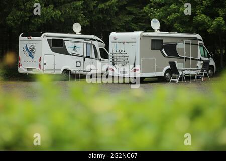 Schierke, Allemagne. 12 juin 2021. Les camping-cars et les tentes sont garés dans un camping. L'exploitant du site a déclaré un taux d'occupation inférieur aux deux tiers. Le temps humide et terne n'a attiré que quelques clients au Harz. Le tourisme dans les montagnes de Harz ne se réveille que lentement après que les restrictions de Corona ont été relaxées, avec des hôtels, des restaurants et des campings ouverts. Credit: Matthias Bein/dpa-Zentralbild/dpa/Alay Live News Banque D'Images