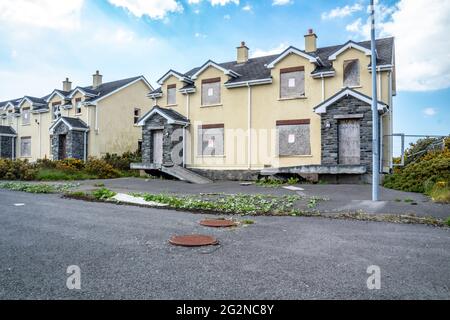 RADHARC AN SEASCAN, MEENMORE, DUNGLOE, COMTÉ DE DONEGAL, IRLANDE - MAI 30 2021 : les 2007 maisons construites qui s'enfoncent dans la tourbière sont toujours debout. Banque D'Images