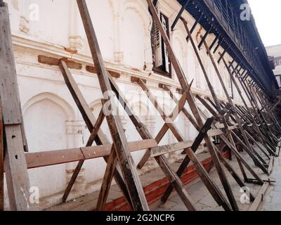 Les travailleurs népalais rénovent les travaux de réparation construisent la structure d'échafaudage sur les ruines antiques bâtiment ancien du palais royal Hanuman Dhoka après le tremblement de terre à Banque D'Images