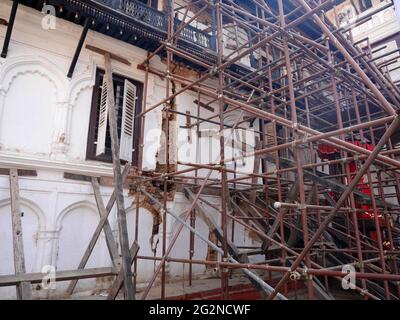 Les travailleurs népalais rénovent les travaux de réparation construisent la structure d'échafaudage sur les ruines antiques bâtiment ancien du palais royal Hanuman Dhoka après le tremblement de terre à Banque D'Images