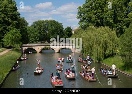 Les gens apprécient les visites guidées le long de la rivière Cam à Cambridge. Date de la photo: Samedi 12 juin 2021. Banque D'Images