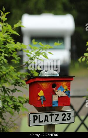 Schierke, Allemagne. 12 juin 2021. Site 23 sur un terrain de camping. L'exploitant du site a déclaré un taux d'occupation inférieur aux deux tiers. Le temps humide et terne n'a attiré que peu de clients au Harz. Le tourisme dans le Harz ne se réveille que lentement après les relaxations des restrictions de Corona avec des ouvertures d'hôtels, de restaurants et de campings. Credit: Matthias Bein/dpa-Zentralbild/dpa/Alay Live News Banque D'Images