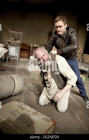 l-r: Jonathan Pryce (Davies), Tom Brooke (Mick) dans LE GARDIEN par Harold Pinter au théâtre Everyman, Liverpool, Angleterre 07/10/2009 design: Eileen DISS éclairage: Colin Grenfell réalisateur: Christopher Morahan Banque D'Images