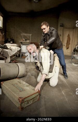 l-r: Jonathan Pryce (Davies), Tom Brooke (Mick) dans LE GARDIEN par Harold Pinter au théâtre Everyman, Liverpool, Angleterre 07/10/2009 design: Eileen DISS éclairage: Colin Grenfell réalisateur: Christopher Morahan Banque D'Images