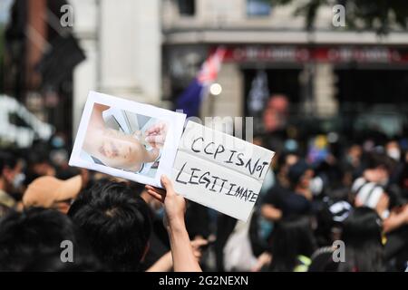 Un militant pro-démocratie tient un écriteau lors d'un rassemblement pour marquer le deuxième anniversaire des manifestations pro-démocratie massives qui ont déraciné Hong Kong en 2019. Banque D'Images