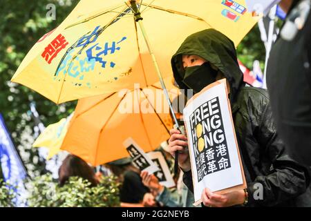 Un militant pro-démocratie tient un parapluie jaune et un écriteau qui dit Hong Kong libre lors d'un rassemblement pour marquer le deuxième anniversaire des manifestations massives pro-démocratie qui ont ébranlé Hong Kong en 2019. Banque D'Images