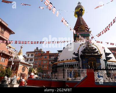Kaathe Swayambhu Shree GHA chaitya réplique miniature de Swayambhunath à la place populaire lieu de pèlerinage tibétain pour les personnes de napali visite respect Banque D'Images
