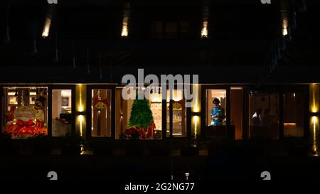 MUMBAI, INDE - 31 décembre 2021 : vue sur le restaurant de l'hôtel avec le personnel en service. Verre peint avec décoration de Noël. Banque D'Images