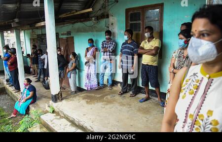 Guwahati, Inde. 12 juin 2021. Les gens attendent d'obtenir le vaccin contre la coronavrius COVID-19, dans un centre de vaccination à Guwahati, Assam, Inde, le samedi 12 juin 2021. Crédit : David Talukdar/ZUMA Wire/Alay Live News Banque D'Images