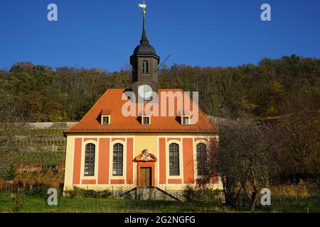 L'église du vignoble de Dresde Pillnitz est située dans le vignoble. C'est une église de village baroque. Banque D'Images