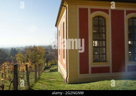 L'église du vignoble de Dresde Pillnitz est située dans le vignoble. C'est une église de village baroque. Banque D'Images