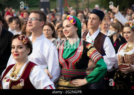 Belgrade, Serbie - 10 juin 2021 : des jeunes danseurs folkloriques vêtus de costumes traditionnels participent à la procession religieuse pour célébrer celle de Belgrade Banque D'Images
