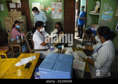 12 juin 2021, Guwahati, Inde : personnes vaccinées contre la coronavrius COVID-19, dans un centre de vaccination à Guwahati, Assam, Inde le samedi 12 juin 2021. (Image de crédit : © David Talukdar/ZUMA Wire) Banque D'Images