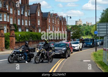 Windsor, Berkshire, Royaume-Uni. 12 juin 2021. La circulation a été arrêtée dans certaines parties de Windsor aujourd’hui alors que le Trooping The Color se déroule au château de Windsor pour célébrer l’anniversaire officiel de sa Majesté la Reine. Il s'agit d'une version réduite en raison des restrictions et des restrictions de Covid-19 sur les rassemblements de masse, cependant, de nombreux visiteurs et locaux sont toujours venus à Windsor pour faire partie de la journée. Crédit : Maureen McLean/Alay Banque D'Images