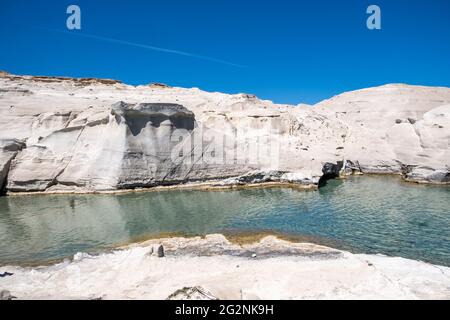 Île de Milos, Cyclades Grèce. Sarakiniko plage Volcanic blanc couleur formations rocheuses lune et bleu turquoise eau de mer. Vacances d'été voyage de Banque D'Images