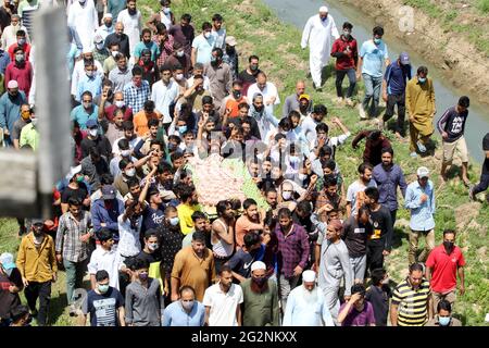 Srinagar, Inde. 12 juin 2021. Des personnes portant le corps mort d'un civil Manzoor ahmad Shalla lors de son cortège funéraire à sopore kashmir. Deux policiers et deux civils ont été tués samedi lors d'une attaque de millipitant dans le Sopore du nord du Cachemire, au moins trois autres, dont un policier, ont été blessés lors de l'attaque. (Photo de Mohammad Abu Bakar/Pacific Press) crédit: Pacific Press Media production Corp./Alay Live News Banque D'Images