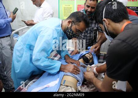 Srinagar, Inde. 12 juin 2021. Deux policiers et deux civils ont été tués samedi dans une attaque de millipitant dans le Sopore du nord du Cachemire, au moins trois autres, dont un policier, ont été blessés dans l'attaque (photo de Mohammad Abu Bakar/Pacific Press) Credit: Pacific Press Media production Corp./Alay Live News Banque D'Images