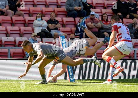 Leigh, Royaume-Uni. 12 juin 2021. Tom Davies (2), de Catalans Dragons, est parti pour un essai à Leigh, au Royaume-Uni, le 6/12/2021. (Photo de Simon Whitehead/News Images/Sipa USA) crédit: SIPA USA/Alay Live News Banque D'Images