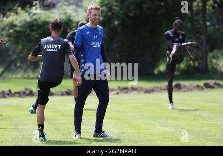 Gaetan Hendrickx de Charleroi et Edward, entraîneur-chef de Charleroi, encore photographiés lors d'une session d'entraînement de Sporting Charleroi, le premier de la nouvelle se Banque D'Images