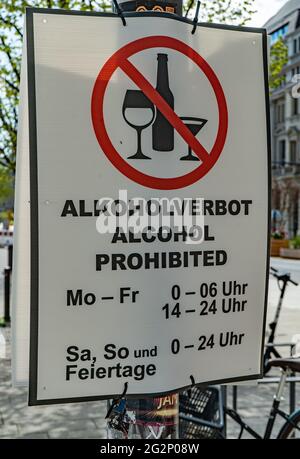 Alcool interdit pendant la pandémie - VILLE DE HAMBOURG, ALLEMAGNE - 10 MAI 2021 Banque D'Images