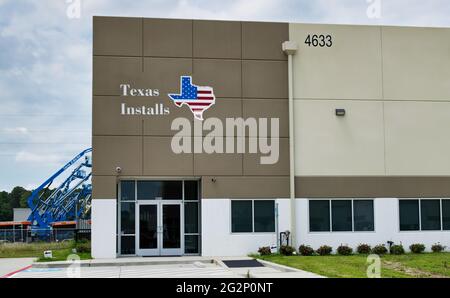 Houston, Texas États-Unis 05-30-2021: Le Texas installe l'extérieur du bâtiment de bureau à Houston, TX. Entreprise de sous-traitants en câblage électrique. Banque D'Images