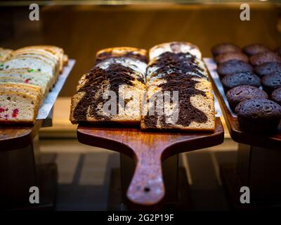 Assortiment de gâteaux aux prunes sous forme de buffet de desserts - gâteaux en gros plan Banque D'Images