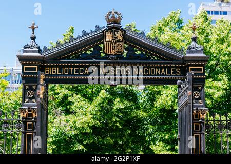 Porte d'entrée dans la clôture de la Bibliothèque nationale, détail. Construction de la Bibliothèque nationale - Biblioteca Nacional, une bibliothèque établie par un gouvernement Banque D'Images