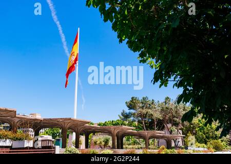 Vue sur la Plaza de Colón et le drapeau espagnol sur le mât. Madrid, Comunidad de Madrid, Espagne, Europe Banque D'Images