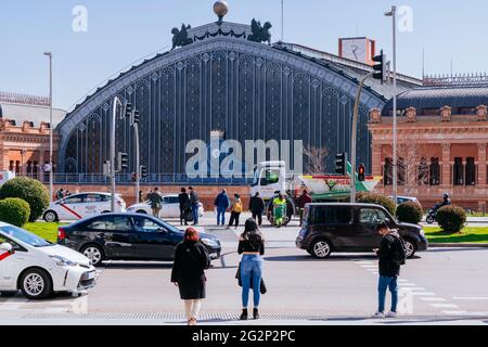 Piétons marchant à travers la place Emperador Carlos V, en arrière-plan la gare d'Atocha. Madrid, Comunidad de Madrid, Espagne, Europe Banque D'Images