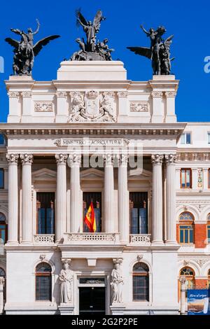 Façade de détail. Le palais de Fomento, également connu sous le nom de bâtiment du ministère de l'Agriculture, est un immeuble de bureaux du XIXe siècle à Madrid, en Espagne. De Banque D'Images